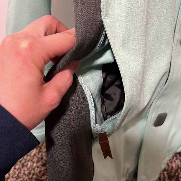 XS Mint green DC ski jacket. 10,000 MM Waterproof. Many pockets. Gently used. - Picture 12 of 17